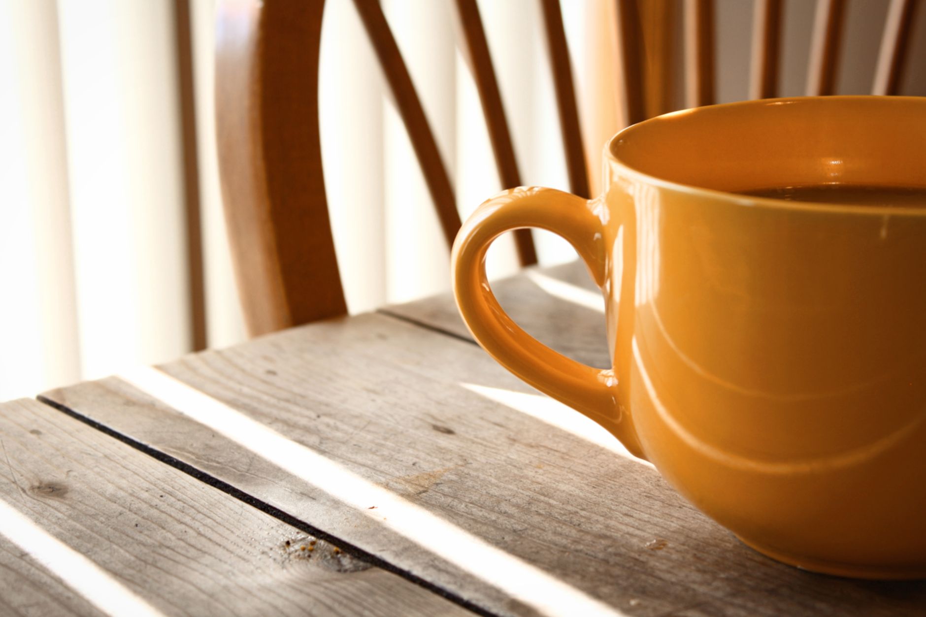 Tasse Kaffee auf hellem Tisch